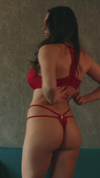 Mamă sexy incitantă Domiis nud probează lenjerie partea 1.