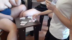 Lesbian-illusion: Karetní hra skončila domácí lesbickou trojkou