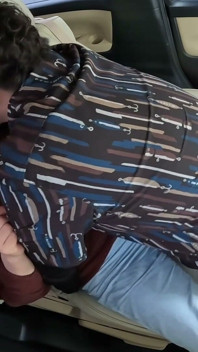 Sexe en voiture nu à côté du mari