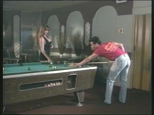 Lucky Cooch: O mamă sexy țâțoasă este futută pe masa de biliard