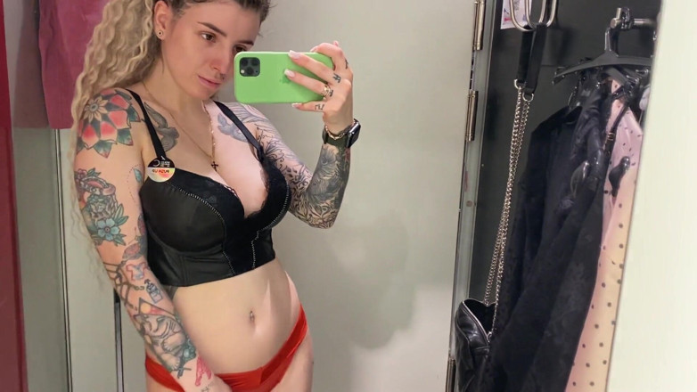 Barbietatoo1: ¿Cómo te gusta mi atuendo? Estoy en el probador