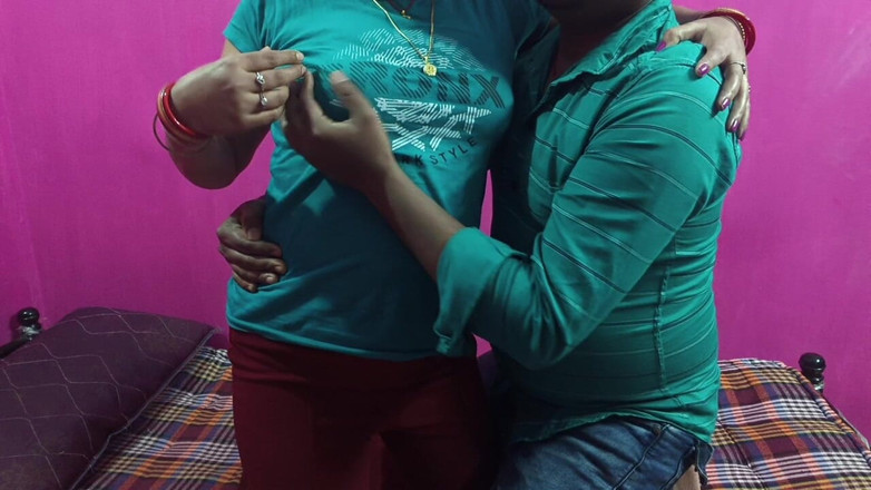Sona bhabhi: उड़िया देसी पत्नी पार्क में अपने प्रेमी के साथ मजा लेती है
