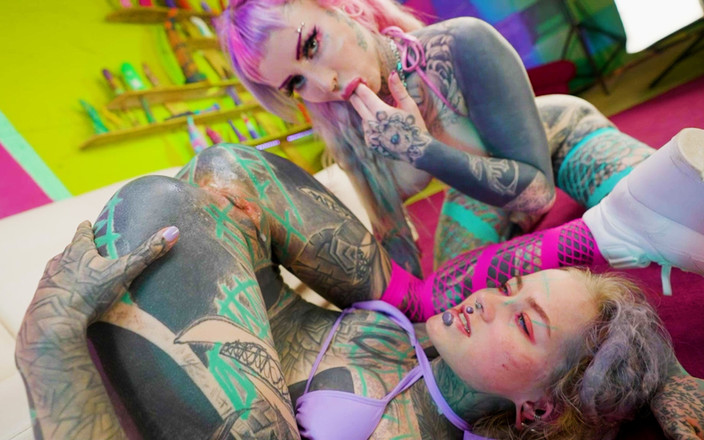 Z-Filmz: アヌスカッツがリリー・ルスを硬くタトゥー入りのペニスをオーストラリアのビンボー・ケリー・パンサーと共有