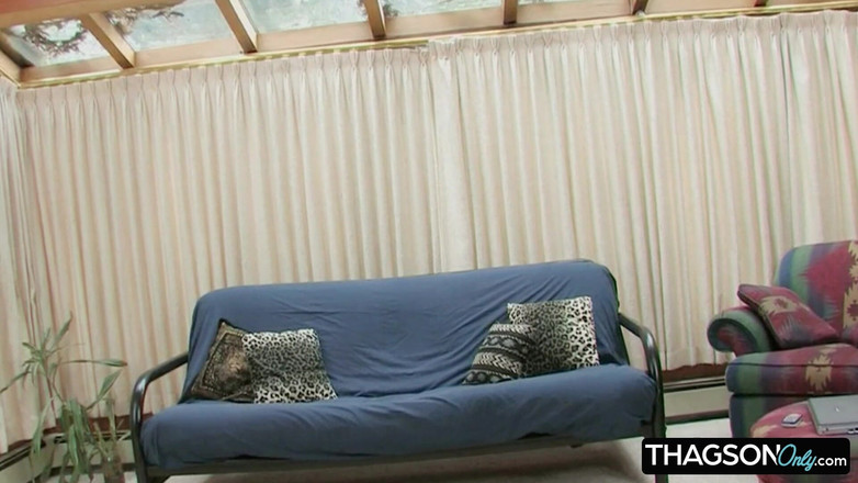 THAGSON ONLY: Parowe lesbijskie palcowania i dildo grać na kanapie