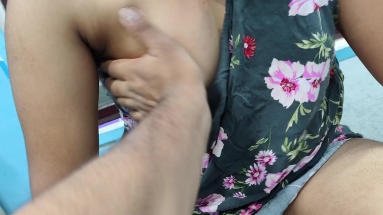 Vaishnavysharunraj: เครื่องรีดนมสุดฮอตในห้องนอน... เพื่อนหนุ่มกดนมเพื่อนสาวโดยถอดชุดราตรีออก