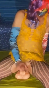 Zvýšený pohled Jízda na mém robertku na mrdku v My Little Yellow Oblek a Punčochách