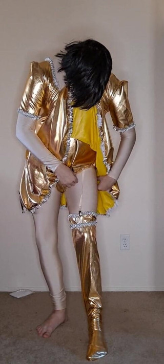 Pup Zentai: Glanzende gouden meid aangekleed