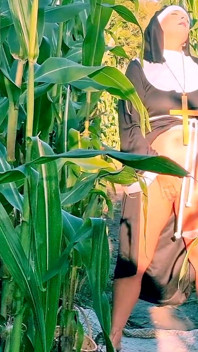 Distracția călugăriței Kylie în Corn