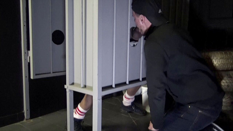 MALIK THE ARAB FUCKER XXL: 在公共厕所被tahar无鞍性交