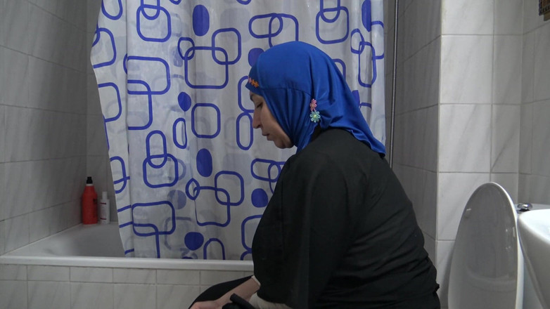 Souzan Halabi: 무슬림 여자는 충격을 받았다!! 그녀는 실수로 내 자지를 본다!