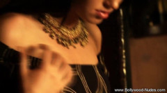 Bollywood Nudes: Awek cantik membincangkan kami