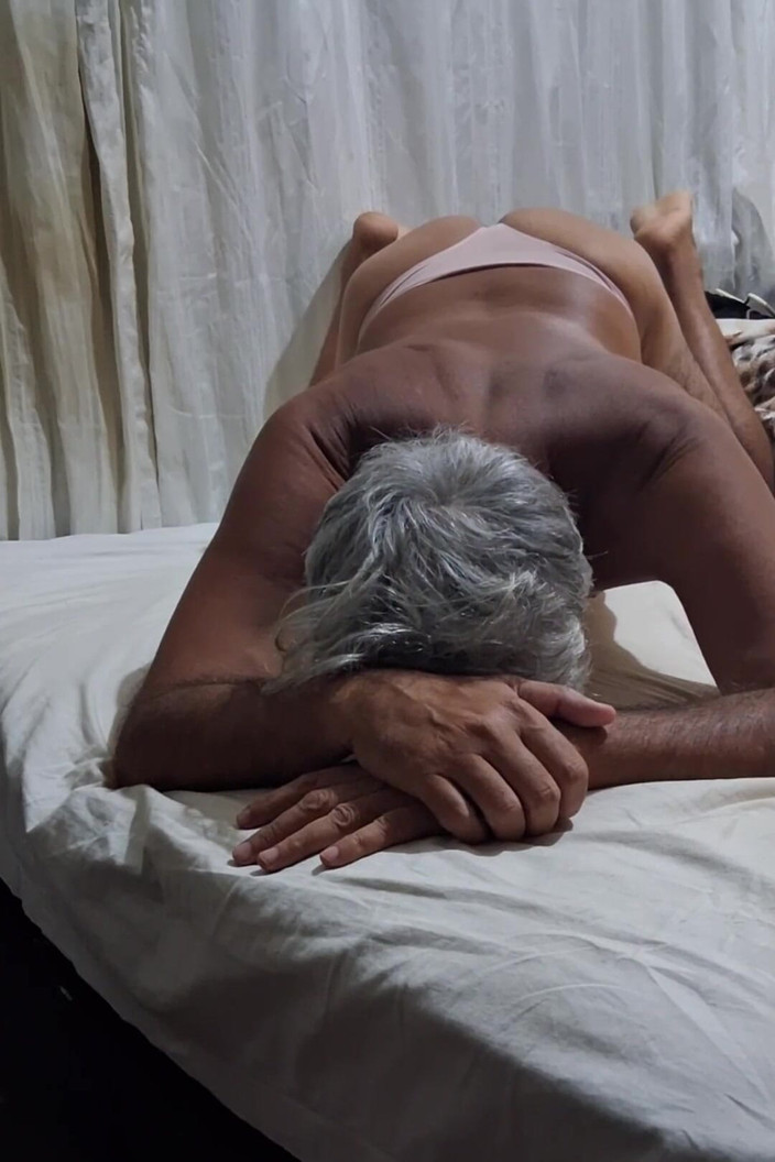 Ladysilvas: Ladysilva crossdresser si cewek nakal di ranjang dengan celana dalam