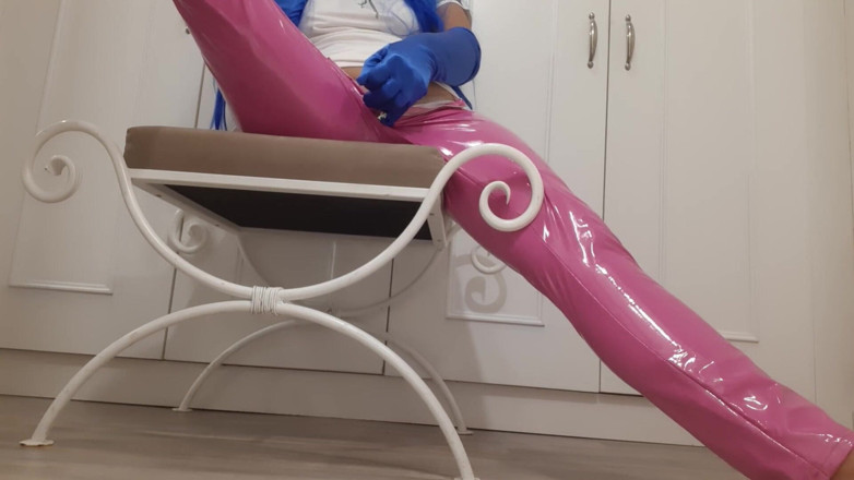 Milfs intimmedia: Mami gorda jugando con el coño en leggins de látex