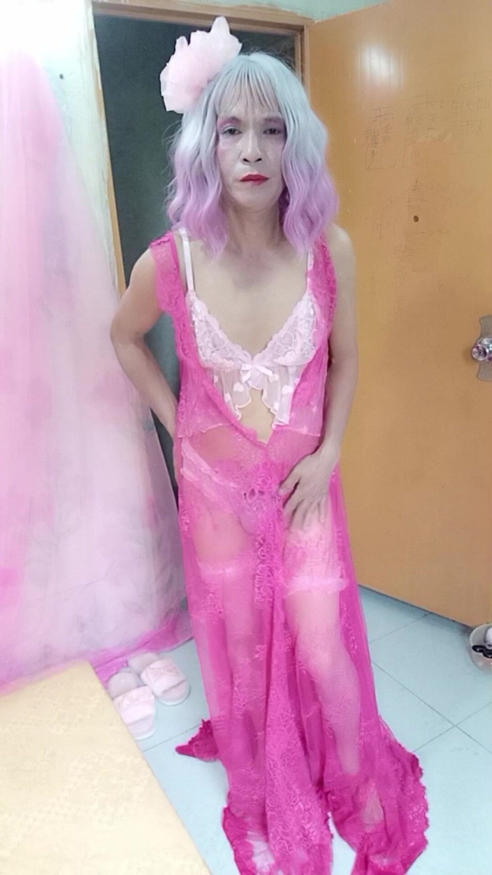 nguyen dang thien tri: Transgender Oanh Le indossa un vestito sexy e si masturba.