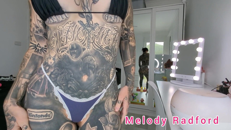 Melody Radford: マイクロビキニとレースGストリング試着、ホール、プチゴスフィットネスジム、MILF変態タッツ、メロディ・ラドフォード