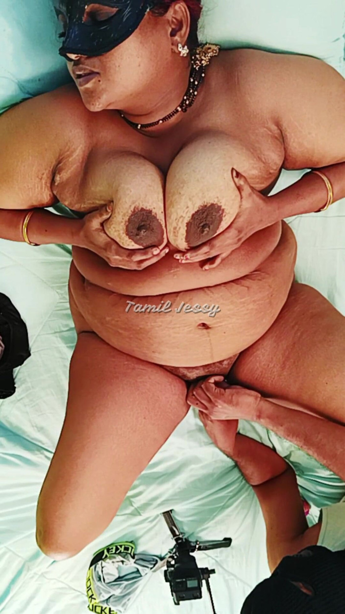 Tamil Jessy: Дезі пестить себе пальцями і раком