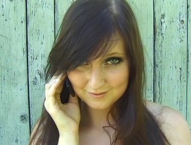 Flash Model Amateurs: Mora carina con grandi tette in posa nuda all'aperto