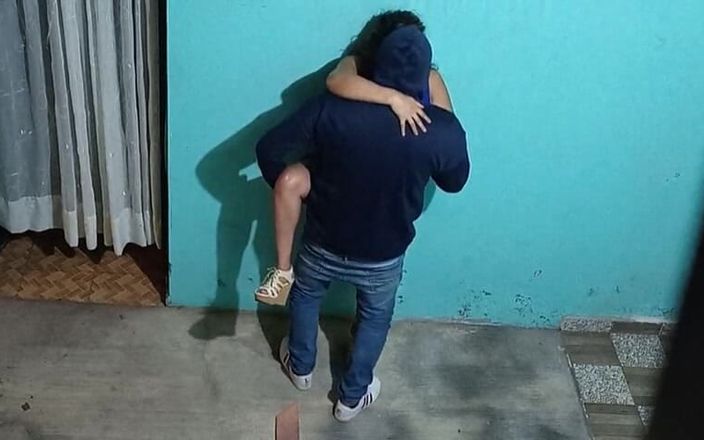 Katerine: Překvapil jsem svoji nevlastní sestru se sousedem, zatímco paroháč je...