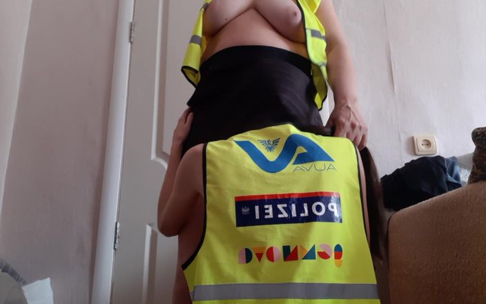 Lesbian-illusion: Dwie dziewczyny z policji ruchają się ostro