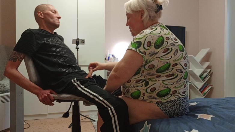 Zona901: 一个邻居给我深喉口交，所以我在她嘴里射精