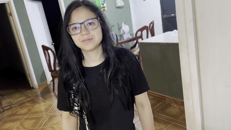 Crisanto999: 義理のいとこの売春婦が部屋に入ってきて、私は彼女とセックスし、ビデオを録画します。