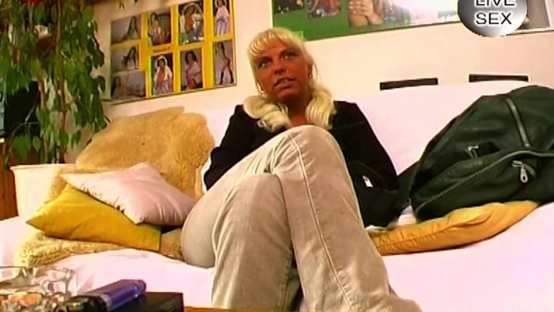 German bitch hunter: 거대한 분홍색 장난감으로 벌어지게 하는 금발 밀프
