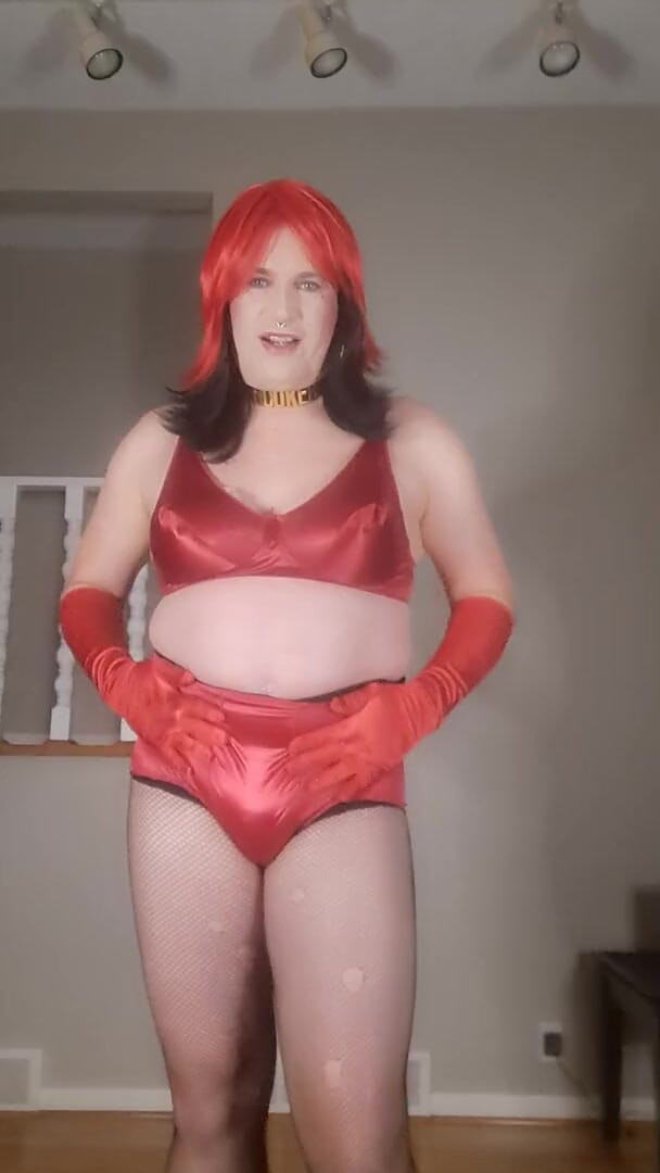 Victoria Lecherri: Pelacur satin merah awak untuk satu malam!
