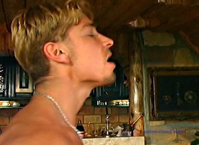 Porno Cloud: Milf Ute entre dois paus duros
