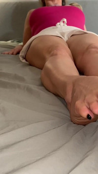 Empress Bella Sadica Opens and Closes Her Long Toes