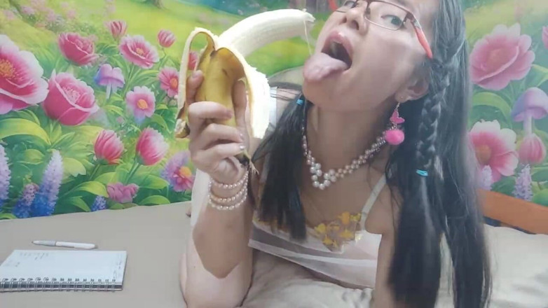sweethanajapanese: Sucking Banana Video-spezial Macht Dich an.