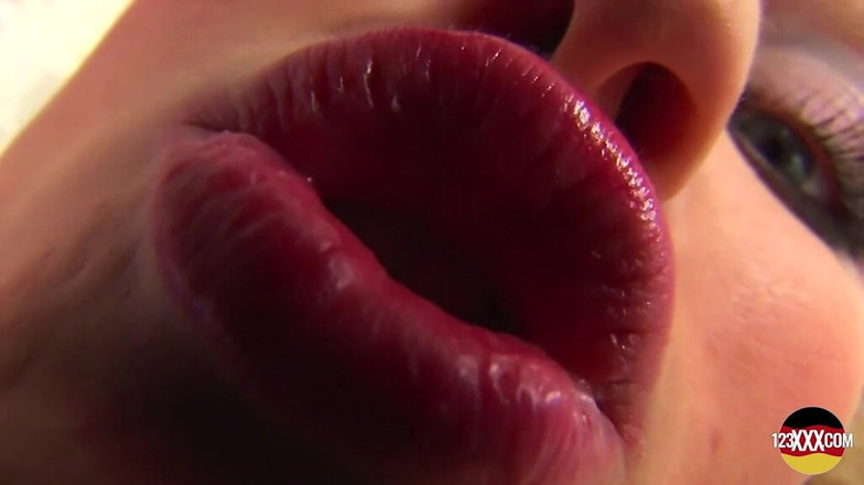 123XXX - 100% Amateurs: Cette beauté blonde allemande musclée adore la baise en POV