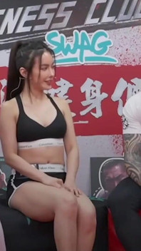 Asyalı yetişkin canlı yayın, spor salonunda seksi yarışmalar.