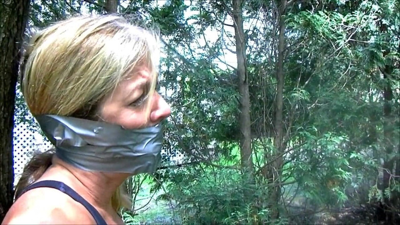 Selfgags classic: แมว MILF วิ่งเหยาะๆ โดนจับตัว!