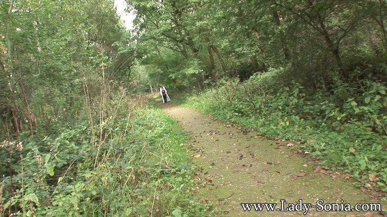 Lady Sonia: Cewek ini buka baju di luar ruangan