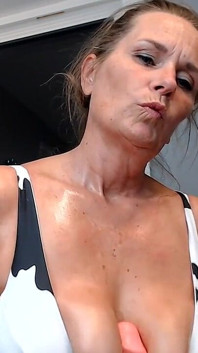 Beaucoup de seins avec un peu d'huile, avec un peu de gode en action.