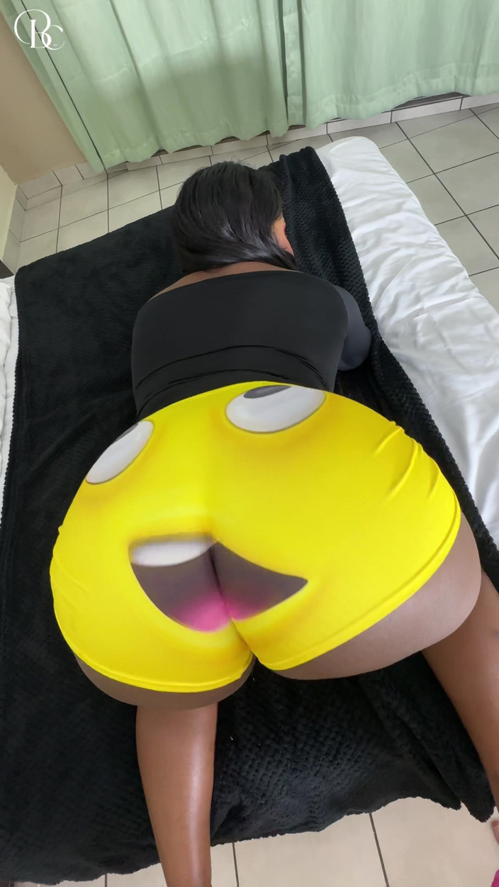 BootyClapper187: 큰 엉덩이의 흑인 소녀 옷에 사정하는 백인 남자