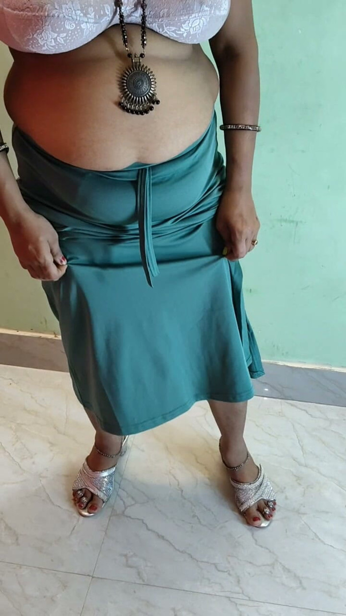 Kavita suman: Cerita istri india lagi asik masturbasi sambil ditonton suami