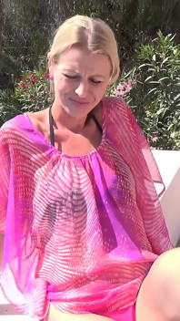 Auntjudys - Twój gorący sąsiad MILF Lynna Nilsson ssie twojego kutasa przy basenie (POV)