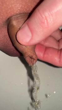 Spiele Mit Meinem Kleinen Vorhautschwanz, Während Ich Pissen