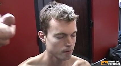 Gay Diaries: Cara engole porra de um grupo de caras depois de...