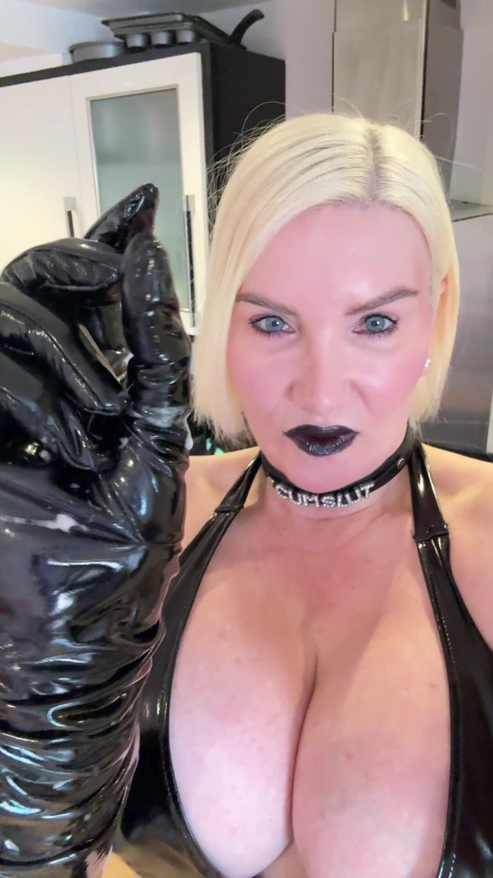 Sophie James: Schwarze lippen &amp; glänzende pvc-Handschuhe mit seinem klebrigen sperma bedeckt!