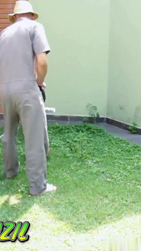 Jardinero Tiene Polla En El Jardín