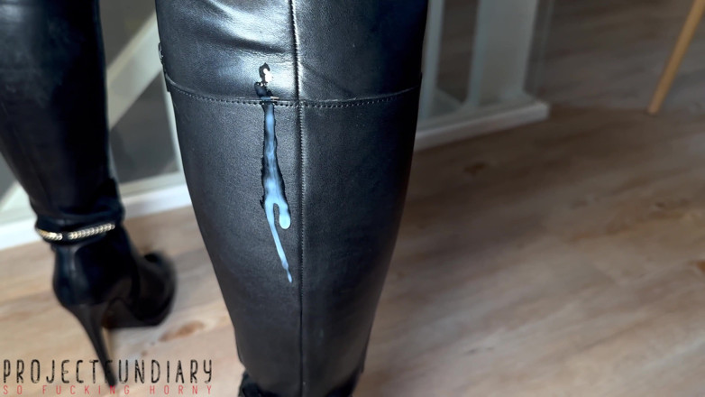 Projectsexdiary: Curvy Lady in Long Leather Overknee Boots and Tight Skirt...