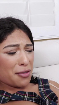 College-mädchen reyna belle bekommt ein a wie schwanzlutschen