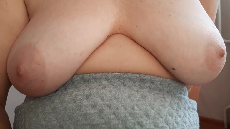 Lesbian-candys: Une femme mature, une MILF et une étudiante se masturbent devant