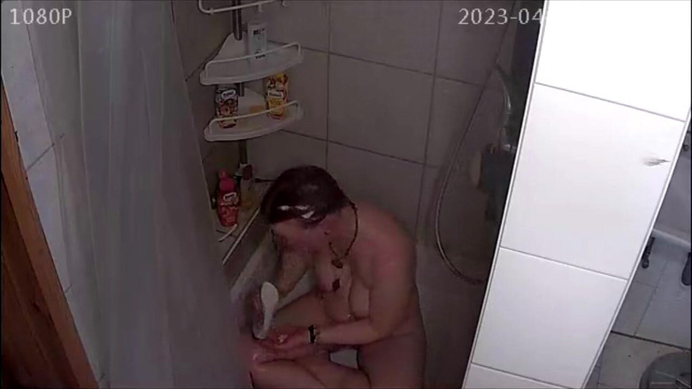 KittieNoOne: शॉवर का आनंद लेते हुए पकड़ा गया