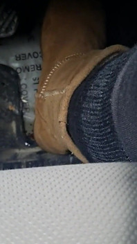Lái xe khởi động Ugg