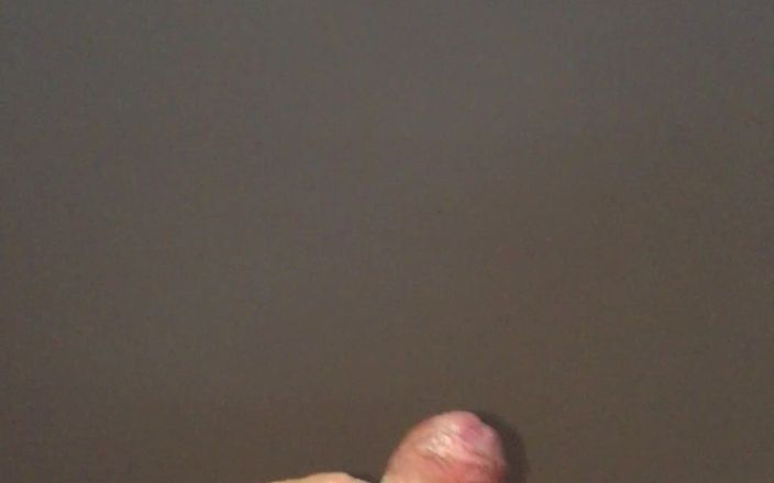 White Ukrainian Dick: Luie aftrekbeurt van een kleine onbesneden blanke pik.