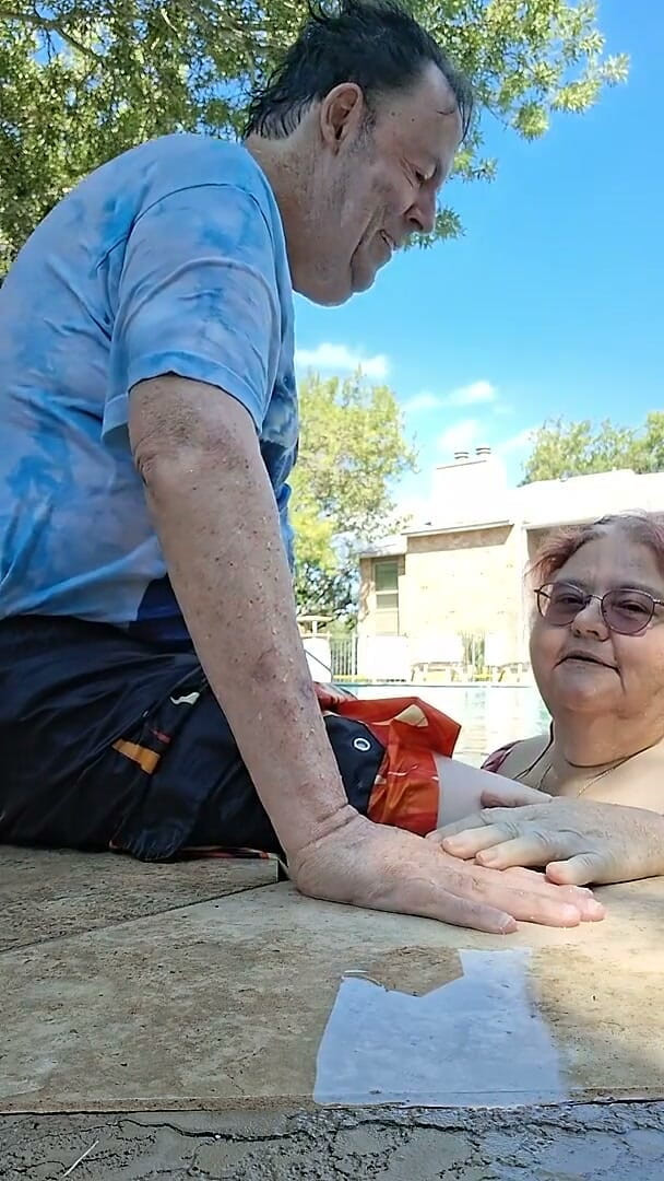 BBW nurse Vicki adventures with friends: Casal gordinhas adoram beijar a piscina!