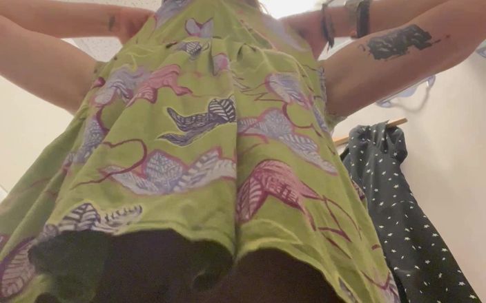 MistressWriggler: Stark Bollock yeni kıyafetler denerken herkesin içinde çıplak. Bölüm 2 ve 2.